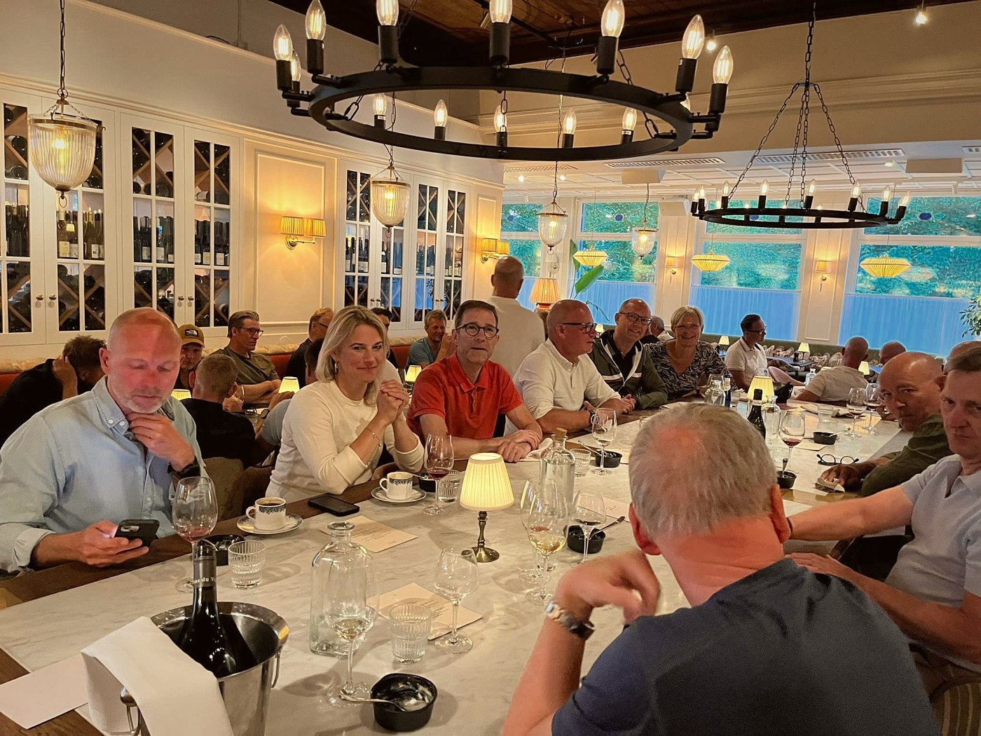 Middag ved et langt bord efter en Business Ride